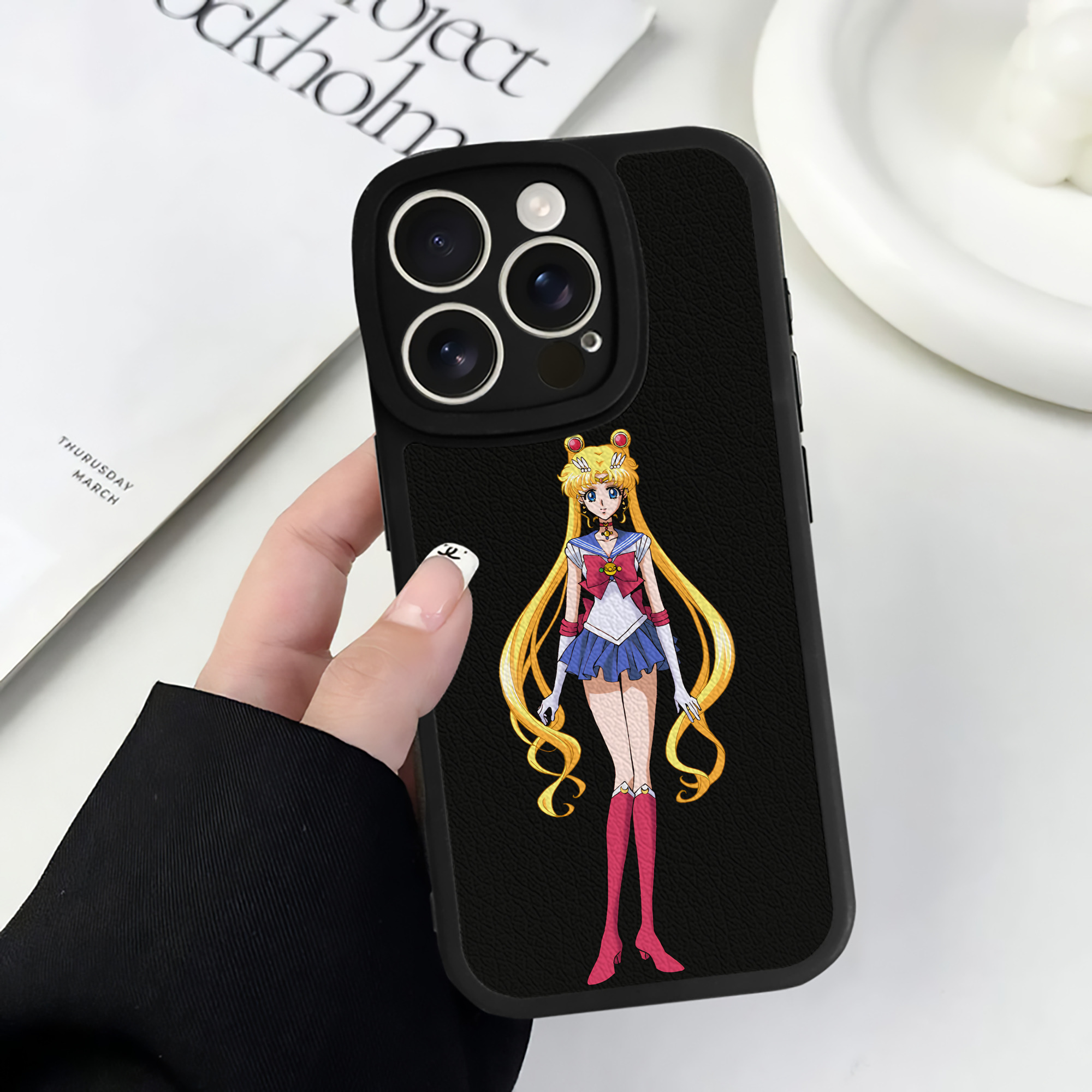 （画像用） 美少女戦士セーラームーン 月野 うさぎ つきの うさぎ Sailor Moon Tsukino Usagi 【iPhone 16シリーズ対応】シリコンスマホケース（レザー調） 材質：シリコン